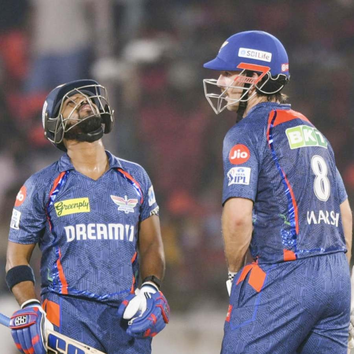 গত বারের আইপিএলে হায়দরাবাদের মাঠে সানরাইজার্সের কাছে ১০ উইকেটে পর্যুদস্ত হয়েছিল লখনউ। বছর ঘোরার পর সেই মাঠেই হায়দরাবাদকে হারিয়ে ‘প্রতিশোধ’ নিল সঞ্জীব গোয়েন্‌কার দল।