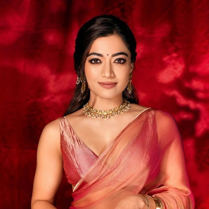 বক্স অফিসে সাফল্যের নিরিখে দীপিকা পাড়ুকোনকে টেক্কা দিতে চলেছেন রশ্মিকা। অভিনেত্রীর পর পর পাঁচটি ছবি ১০০ কোটির সীমা পেরিয়েছে।