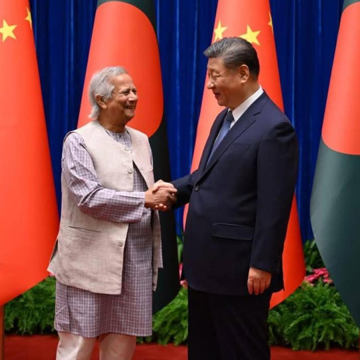 চার দিনের চিন সফরে গিয়েছেন বাংলাদেশের অন্তর্বর্তী সরকারের প্রধান উপদেষ্টা মুহাম্মদ ইউনূস। এটি তাঁর প্রথম দ্বিপাক্ষিক বিদেশ সফর। শুক্রবার সকালে চিনা প্রেসিডেন্টের সঙ্গে তাঁর বৈঠক হয়।