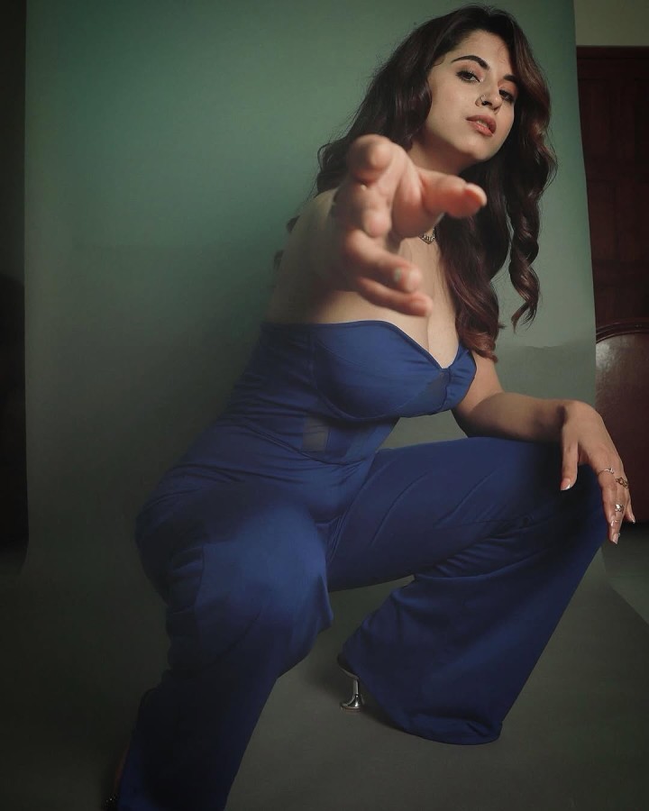 'அவ்வளவு!', 'இவ்வளவு!'என்று அளக்க முடியா அழகி