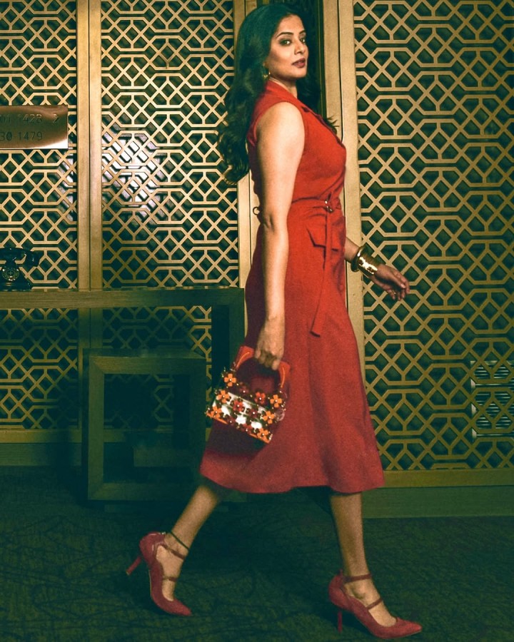 ഇടിവെട്ട് ലുക്കിൽ പ്രിയ മണി