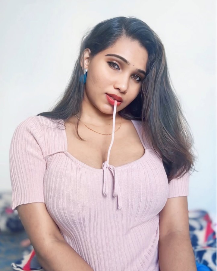 ഇങ്ങനെ നോക്കല്ലേ പൊന്നെ