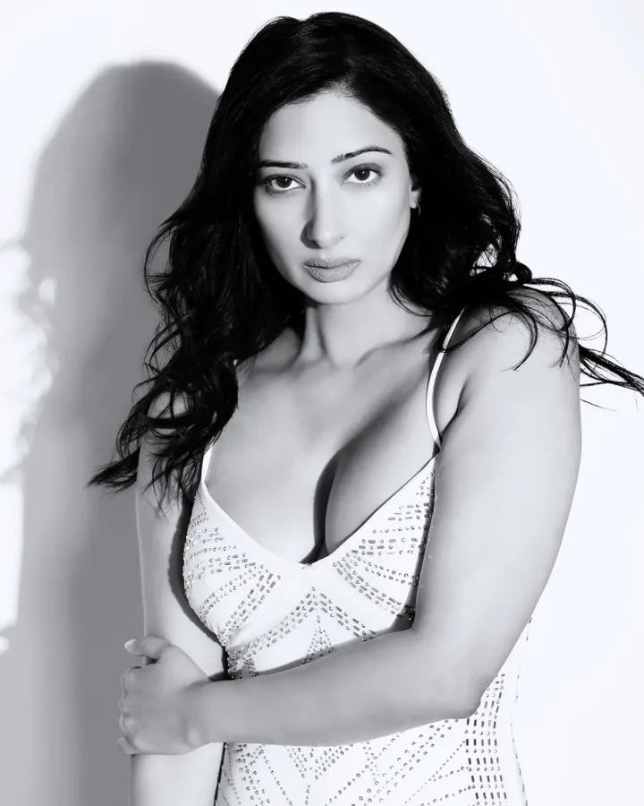 நிலவும் கூட இவளின் நகலே...