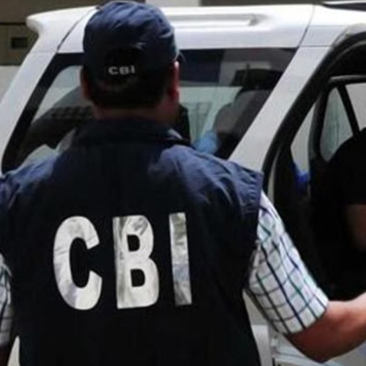 সিবিআই অফিসার পরিচয় দিয়ে তল্লাশির নামে ব্যবসায়ীর সোনার চেন নিয়ে পালালেন তিন যুবক! বৃহস্পতিবার খাস কলকাতায় ঘটনাটি ঘটেছে। এর পরেই পোস্তা থানায় অভিযোগ দায়ের করেছেন ওই ব্যক্তি।