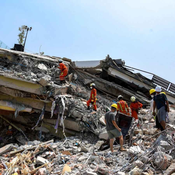 ধ্বংসস্তূপ সরিয়ে মায়ানমারে উদ্ধারকাজ এখনও চলছে। সেই সঙ্গেই বৃদ্ধি পাচ্ছে ভূমিকম্পে মৃতের সংখ্যা। সে দেশে ভূমিকম্পে শুক্রবার থেকে এখন পর্যন্ত মৃত্যু হয়েছে ২,০৫৬ জনের। জুন্টা সরকারকে উদ্ধৃত করে সোমবার জানিয়েছে সংবাদ সংস্থা এএফপি।