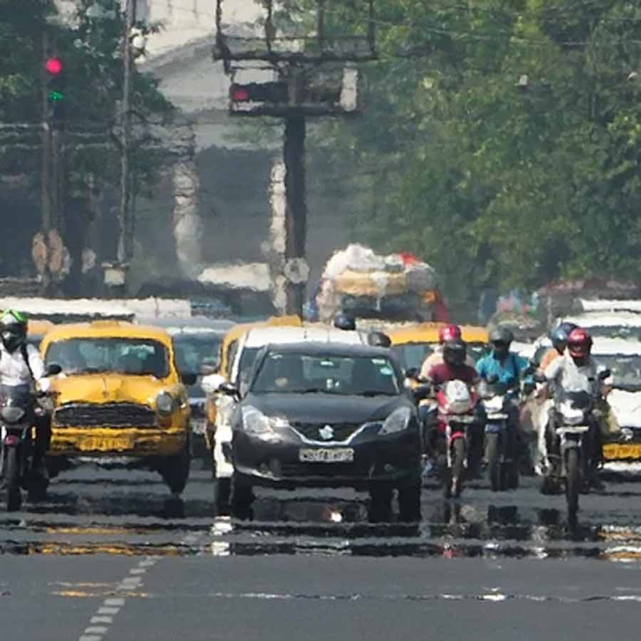 আগামী তিন মাস দেশের বেশির ভাগ প্রান্তে গরম তুলনামূলক ভাবে বেশি থাকতে পারে। তাপপ্রবাহ বেশি চলতে পারে বাংলা-সহ ১৬টি রাজ্যে।