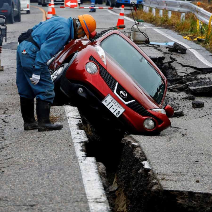ভূমিকম্পে বিধ্বস্ত হয়েছে মায়ানমার। প্রভাব পড়েছে প্রতিবেশী তাইল্যান্ডে। এই পরিস্থিতিতে সিঁদুরে মেঘ দেখছে জাপান!রিখটার স্কেলে সেই কম্পনের মাত্রা হতে পারে ৯। ওই বিপর্যয়ে প্রাণ হারাতে পারেন দু’লক্ষ ৯৮ হাজার জন। প্রসঙ্গত, কম্পনের মাত্রা রিখটার স্কেলে ৮ ছাড়ালে তারে ‘মহাকম্প’ বলা হয়।