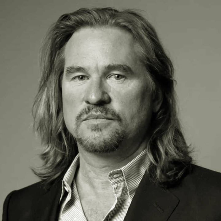 কণ্ঠনালিতে দীর্ঘ দিন ক্যানসার বাসা বেঁধেছিল। তার সঙ্গে নিউমোনিয়া। দীর্ঘ লড়াইয়ের পর মৃত্যুর কাছে হার মানলেন খ্যাতনামী হলিউড অভিনেতা ভাল কিলমার। বয়স হয়েছিল ৬৫ বছর। ভাল কিলমারের বিখ্যাত ছবিগুলির মধ্যে ‘ব্যাটম্যান ফরএভার’ ও ‘দ্য ডোরস’ সাড়া ফেলে দিয়েছিল হলিউডে।