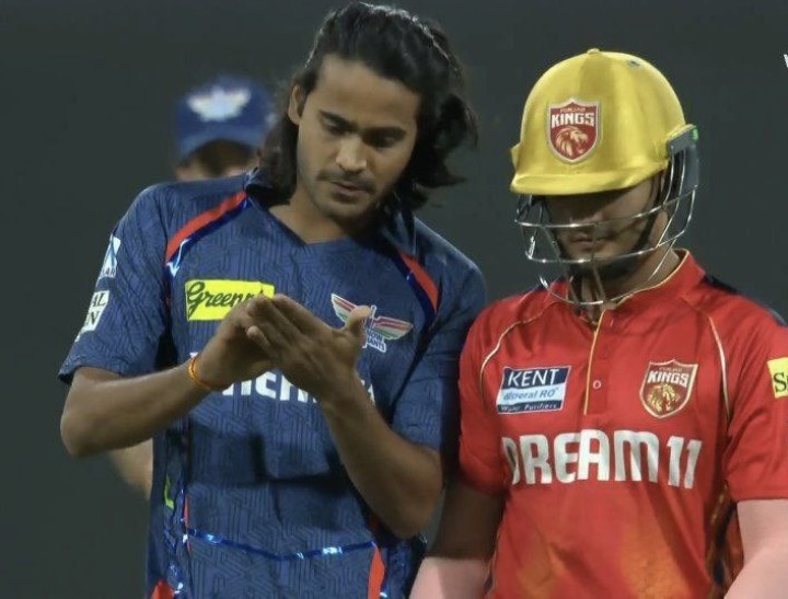 MSD railway station par ticket kat te hue!