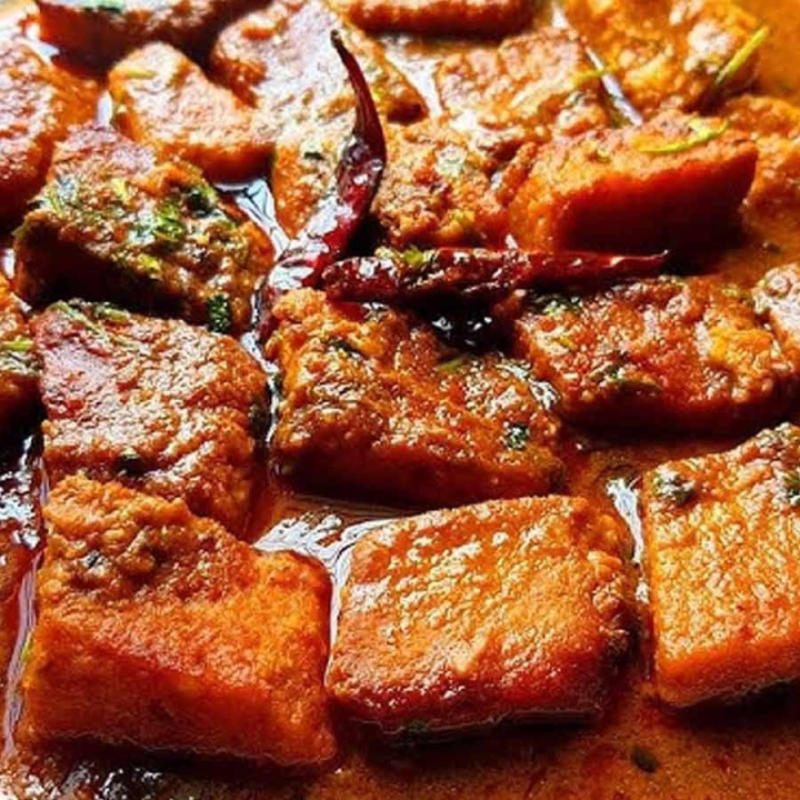 অতিথিকে কী খাওয়াবেন ভেবে পাচ্ছেন না? বানিয়ে ফেলুন কুমড়োর ধোঁকা। রুটি, পরোটা বা ভাত যে কোনও খাবারের সঙ্গেই হালকা মিষ্টি স্বাদের এই ধোঁকা খাওয়া যাবে।