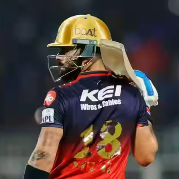 আবার ব্যর্থ বিরাট। রয়্যাল চ্যালেঞ্জার্স বেঙ্গালুরুকে ঘরের মাঠে হারতে হল গুজরাত টাইটান্সের বিরুদ্ধে। প্রথমে ব্যাট করে ১৬৯ রান করেছিল বেঙ্গালুরু। ৮ উইকেট হাতে নিয়ে ম্যাচ জিতে নেয় গুজরাত।