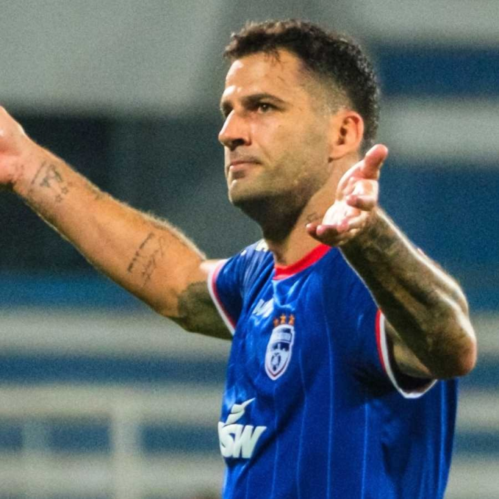 সেমিফাইনালের প্রথম পর্বে জিতল বেঙ্গালুরু। ঘরের মাঠে এফসি গোয়াকে ২-০ গোলে হারাল তারা। সুনীল ছেত্রী মাত্র ৩৩ মিনিট খেললেন। তাতে জিততে সমস্যা হল না বেঙ্গালুরুর। দলের জয় নিশ্চিত করেন এডগার মেন্ডেজ়।