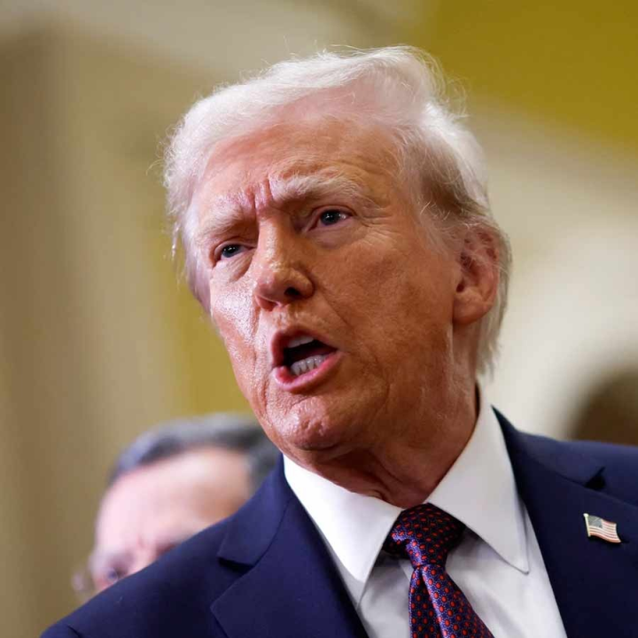 মার্কিন প্রেসিডেন্ট ডোনাল্ড ট্রাম্প পাল্টা শুল্ক চাপানোর ঘোষণার পরই বিশ্ব জুড়ে শোরগোল পড়েছে। বিশেষত এশিয়ার শেয়ার বাজারে ধস নেমেছে। শুধু তা-ই নয়, সোনার মূল্য বাড়ছে লাফিয়ে।