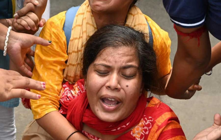 চাকরি গিয়েছে ২৫,৭৫২ জনের। আদালত জানিয়েছে, নতুন করে নিয়োগ প্রক্রিয়া সম্পন্ন করতে হবে। শুধুমাত্র প্রতিবন্ধী প্রার্থীরা নতুন নিয়োগ সম্পন্ন না-হওয়া পর্যন্ত চাকরি করতে পারবেন। শীর্ষ আদালত জানিয়েছে, যাঁরা ‘চিহ্নিত অযোগ্য’, তাঁদের বেতনও ফেরত দিতে হবে। বাকিদের চাকরি গেলেও বেতন ফেরত দিতে হবে না।