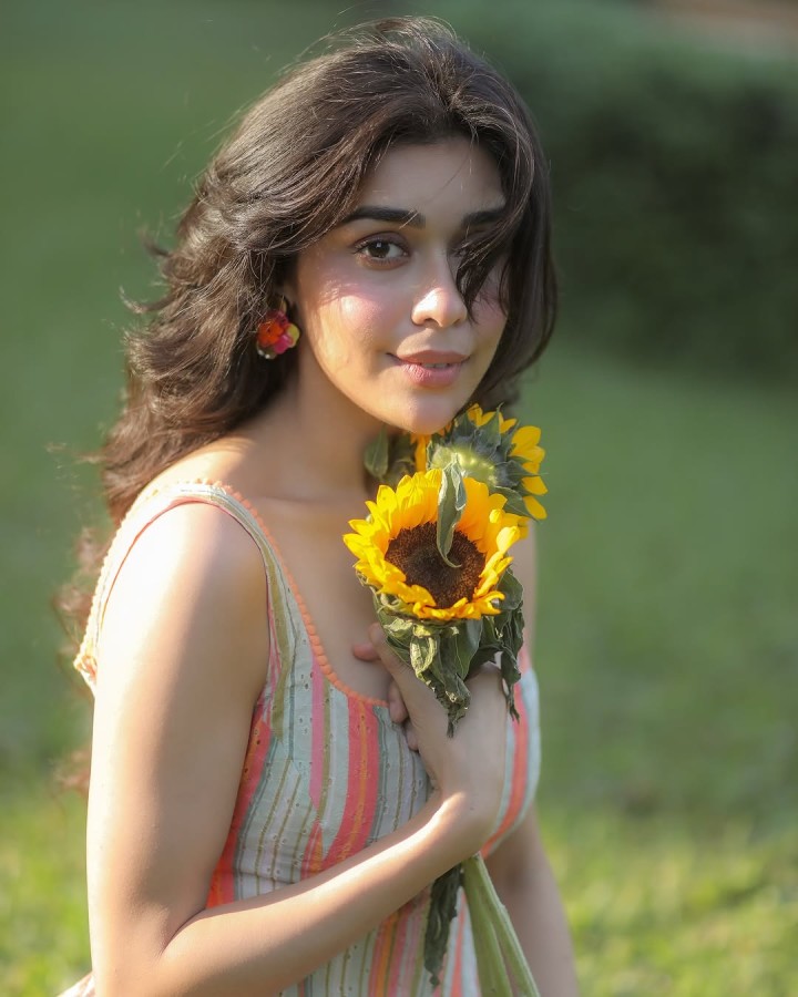 लाज़मी है तुम्हारे चेहरे पर तिल का होना मोहतरमा खूबसूरती पर पहरेदारी भी तो जरूरी है