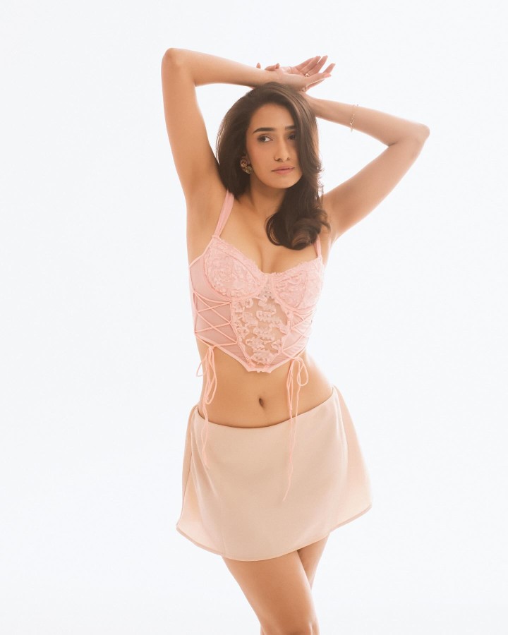 Glamour ka khiladi hai, main hoon queen!