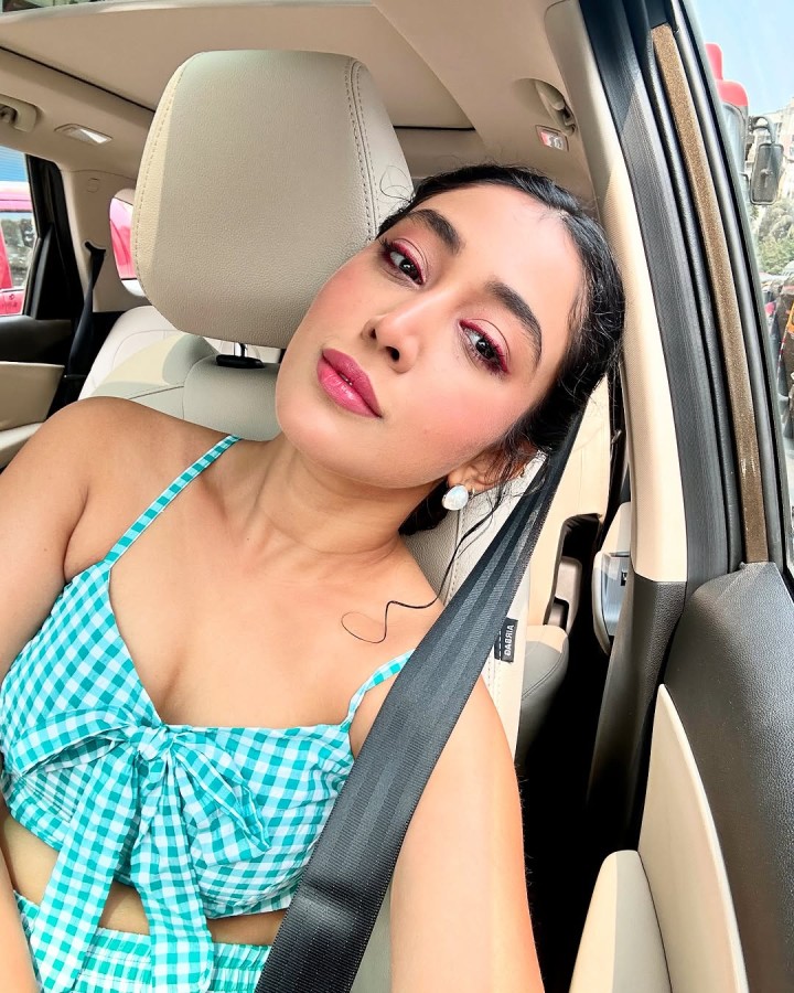 Cute-ஆக போஸ் கொடுக்குறீங்களே!!