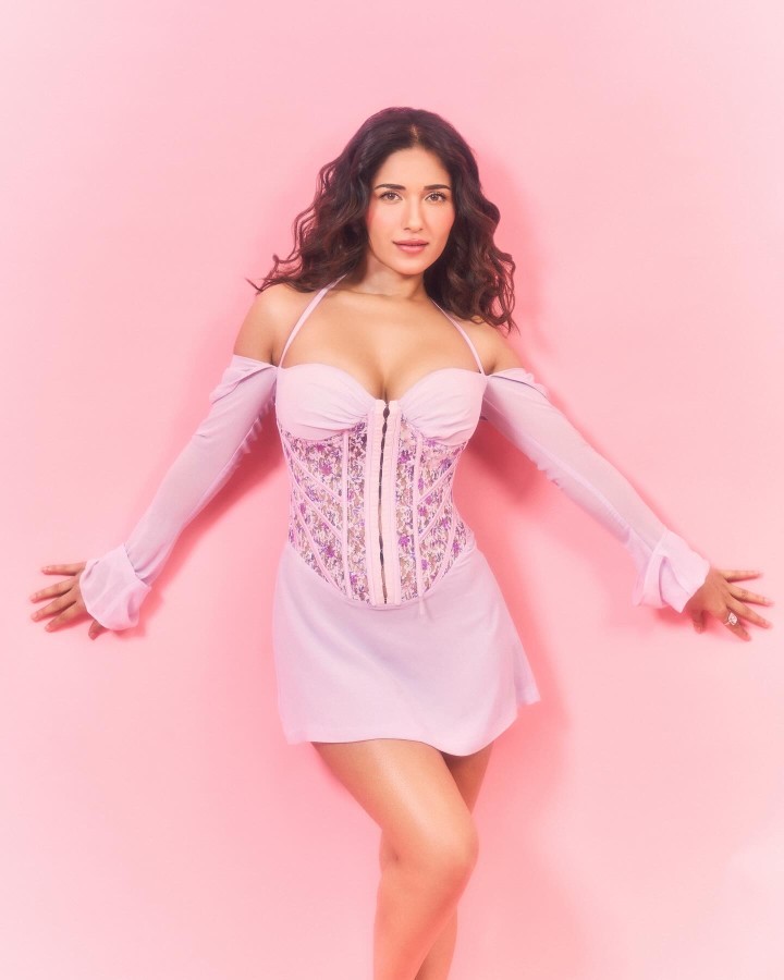 Fashionista on the rise, glamour ki duniya mein, main hoon fashionista, diva vibes only, glamour ka khiladi!