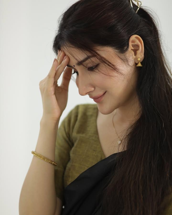 அழகுக்கே இலக்கணம் எழுத பிறந்தாளே!!
