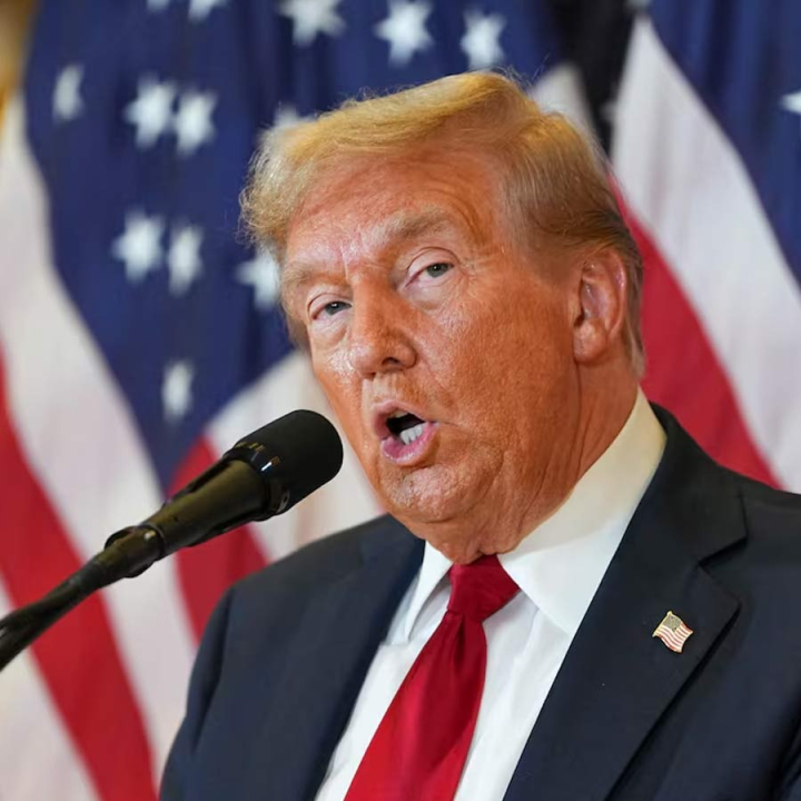 বিভিন্ন দেশের পণ্যের উপর শুল্ক আরোপের কথা ঘোষণা করেছেন আমেরিকার প্রেসিডেন্ট ডোনাল্ড ট্রাম্প। আগামী ৯ এপ্রিল মধ্যরাত থেকে এই বর্ধিত শুল্ক কার্যকর করা হবে। তার আগেই দিকে দিকে শেয়ার বাজারে বড় ধস নেমেছে।