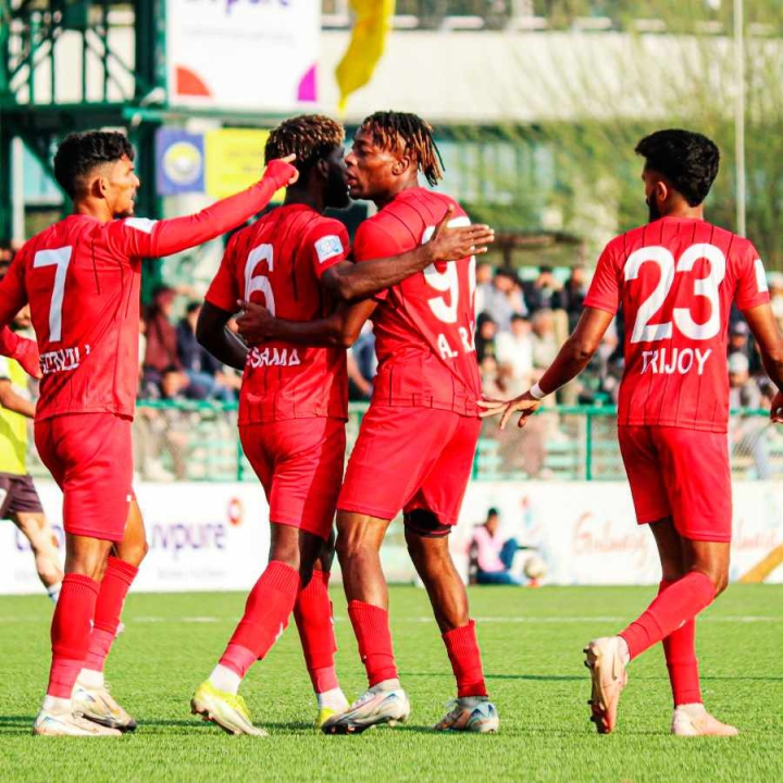 রবিবার শেষ হল এ বছরের আই লিগ। পয়েন্ট তালিকায় সবার আগে শেষ করেছে চার্চিল ব্রাদার্স। তবু তাদের চ্যাম্পিয়ন হিসাবে ঘোষণা করা হয়নি। পরের বছরের আইএসএলে খেলাও নিশ্চিত নয়।