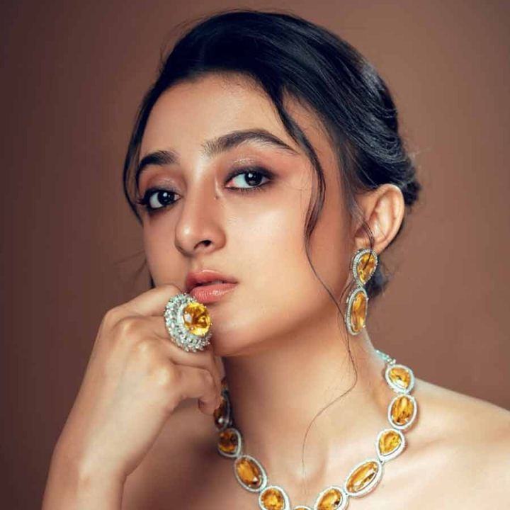 গোয়েন্দা চরিত্রে অভিনয় করছেন সুরঙ্গনা।