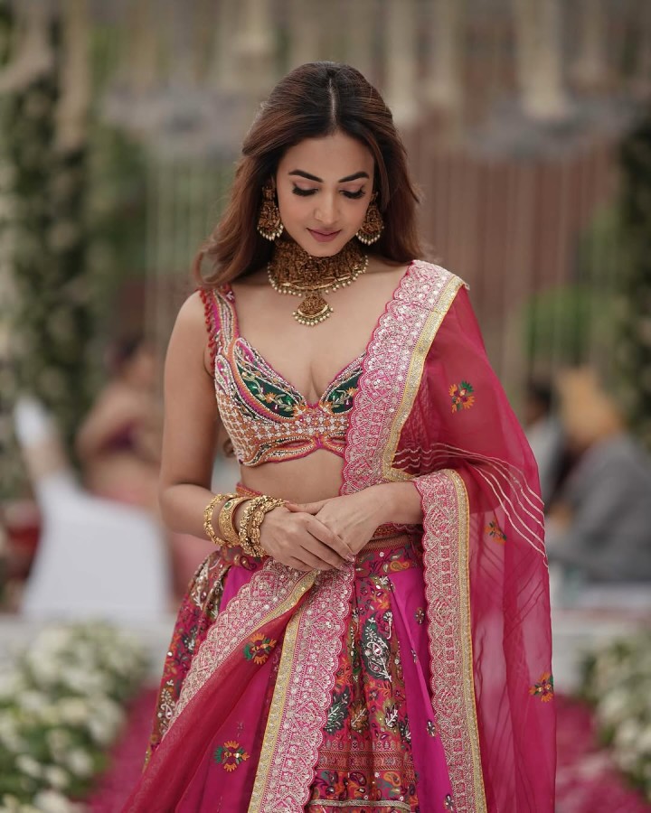 சும்மா தக தகன்னு மின்னுறீங்க!!