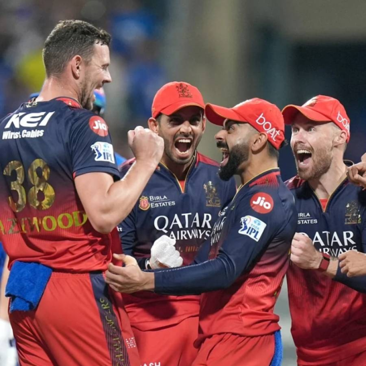 হাড্ডাহাড্ডি লড়াই হল মুম্বই ইন্ডিয়ান্স এবং রয়্যাল চ্যালেঞ্জার্স বেঙ্গালুরুর। ম্যাচ কখনও ঝুঁকল বিরাট কোহলিদের দিকে। আবার কখনও রোহিত শর্মাদের দিকে। শেষ পর্যন্ত জয় পেল বেঙ্গালুরু।