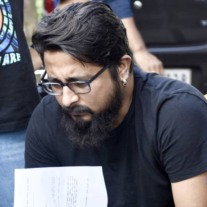 টলিউডে যেন বলিউডের ছায়া। সলমন খানের 'হিট এন্ড রান কেস'-এর বঙ্গীয় সংস্করণ! অভিযোগ, ভাইজানের মতোই মদ্যপ অবস্থায় গাড়ি চালিয়ে এক নিরীহ পথচারীর প্রাণ নিলেন ছোট পর্দার পরিচালক সিদ্ধান্ত দাস। টেলিপাড়া যাঁকে ভিক্টো দাস নামে চেনে। ১০ এপ্রিল আবার তাঁকে আদালতে পেশ করা হবে।