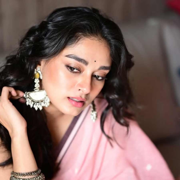 স্কুলজীবনের একটা বড় সময় মাকে ছাড়াই কেটেছ। তাই এখন আরও বেশি করে মায়ের সঙ্গে সময় কাটানোর চেষ্টা করেন অভিনেত্রী বিবৃতি চট্টোপাধ্যায়।