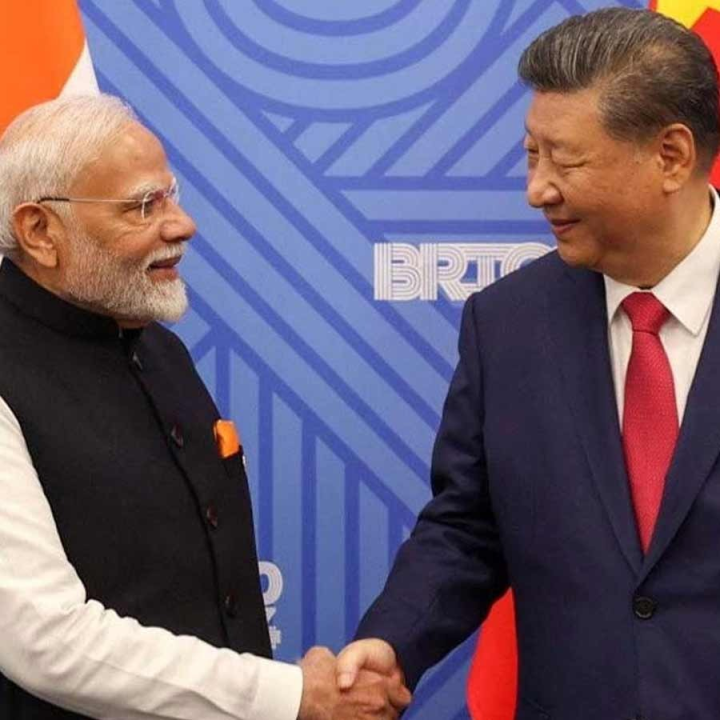 ডোনাল্ড ট্রাম্পের কড়া শুল্কনীতির মোকাবিলা করতে ভারত এবং চিনের আরও কাছাকাছি আসা উচিত। সঙ্কটে হাতে হাত মিলিয়ে দুই দেশের উচিত একে অপরের পাশে দাঁড়ানো! এমনই মনে করেন ভারতের চিনা দূতাবাসের মুখপাত্র ইউ জিং।