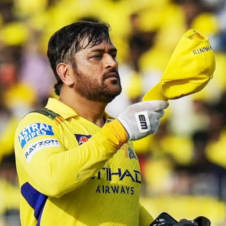 উইকেটরক্ষক হিসাবে অসুবিধা না হলেও, ব্যাট করার সময় দৌড়তে সমস্যা হচ্ছে তাঁর। ১০ বছর আগে ধোনি যে ভাবে খেলতেন, এখন সেটা পারছেন না। শুক্রবার কলকাতা নাইট রাইডার্সের বিরুদ্ধে ম্যাচ রয়েছে চেন্নাই সুপার কিংসের। সেই ম্যাচে বিশ্রাম দেওয়া উচিত ধোনিকে?