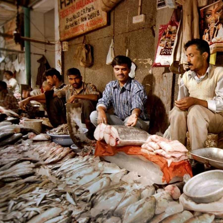 মাছে ভাতে বাঙালি। রাজধানীর মিনি কলকাতা বলে পরিচিত চিত্তরঞ্জন পার্কের সেই বাঙালির পাত থেকে মাছ কেড়ে নেওয়ার চেষ্টা শুরু করেছে গেরুয়া শিবির, এই অভিযোগে সরব হলেন তৃণমূল নেতৃত্ব।