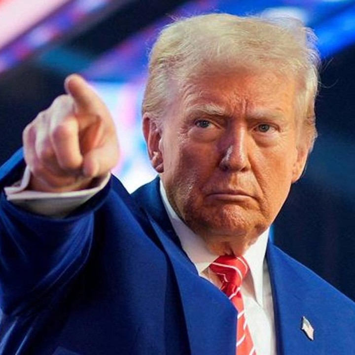 চিনা পণ্যের উপর শুল্ক বৃদ্ধি করে ১২৫ শতাংশ করার কথা ঘোষণা করেছেন আমেরিকার প্রেসিডেন্ট ডোনাল্ড ট্রাম্প। তবে হোয়াইট হাউসের দাবি, চিনা পণ্যে মোট শুল্ক ১২৫ শতাংশ নয়, ১৪৫ শতাংশ। কেন, সেই ব্যাখ্যাও দেওয়া হয়েছে।