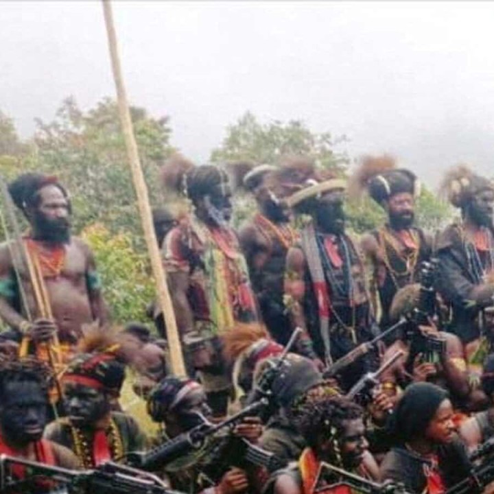 এক সপ্তাহের মধ্যে ১৭ জন ছদ্মবেশী সেনাকে খুনের দাবি করল ইন্দোনেশিয়ার পাপুয়ার বিদ্রোহী গোষ্ঠী। তাদের দাবি, প্রকাশ্যে সোনার খনির শ্রমিকের কাজ করলেও পরিচয় গোপনকারী ওই সেনারা গোপনে ‘স্বাধীনতার লড়াইয়ে’ অন্তর্ঘাত করার চেষ্টা চালাচ্ছিলেন।