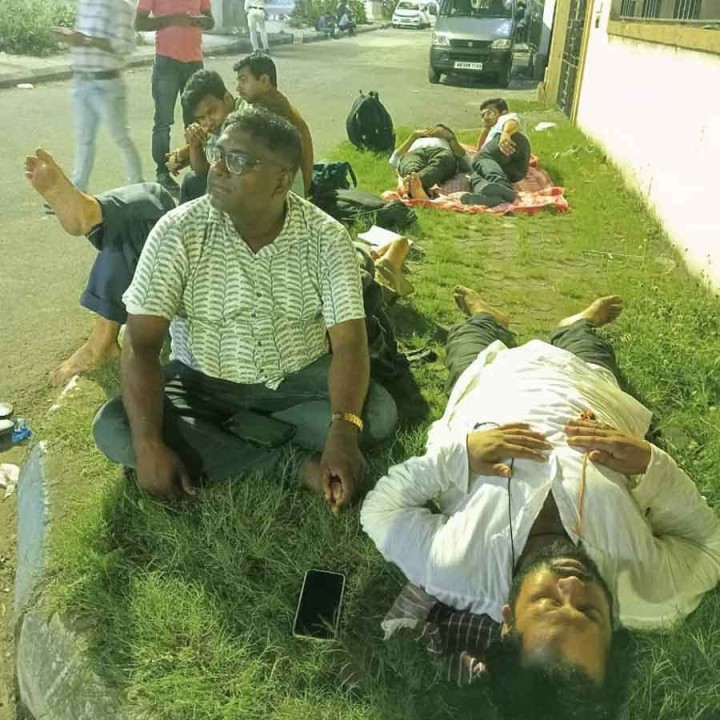 বুধবার কসবায় ডিআই অফিসের সামনে চাকরিহারা শিক্ষক ও পুলিশের মধ্যে ধস্তাধস্তি হয়। ব্যারিকেড টপকে বিক্ষোভকারীদের ভেতরে ঢোকা আটকাতে লাঠিচার্জও করে পুলিশ।