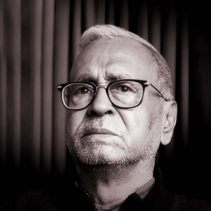 জ্যোতি বসু, বুদ্ধদেব ভট্টাচার্য থেকে মমতা বন্দ্যোপাধ্যায়— রাজ্যে পর পর তিন আমলেরই মন্ত্রী, বাংলার রাজনীতির বর্ণময় চরিত্র রেজ্জাক মোল্লা প্রয়াত। শুক্রবার সকাল সাড়ে ১১টা নাগাদ দক্ষিণ ২৪ পরগনার ভাঙড়ের মিলন বাজারের কাছে বাঁকড়া গ্রামের বাড়িতে তাঁর মৃত্যু হয়। মৃত্যুকালে রেজ্জাকের বয়স হয়েছিল ৮০।