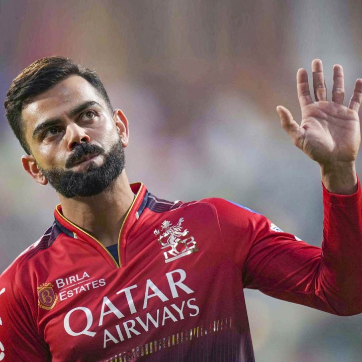 কলকাতার এক অনুষ্ঠানে দেখা গিয়েছিল অধিনায়ক পাটীদারকে মাঝখানে রেখে নিজে পাশে সরে গিয়েছিলেন কোহলি। কিন্তু দিল্লি ক্যাপিটালসের বিরুদ্ধে ঘরের মাঠে হার মেনে নিতে পারছেন না তিনি। মাঠেই কোহলির ক্ষোভ প্রকাশ।