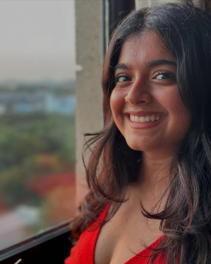 சும்மா ஒரு சிரிப்புலயே mind voice mute ஆகுது!