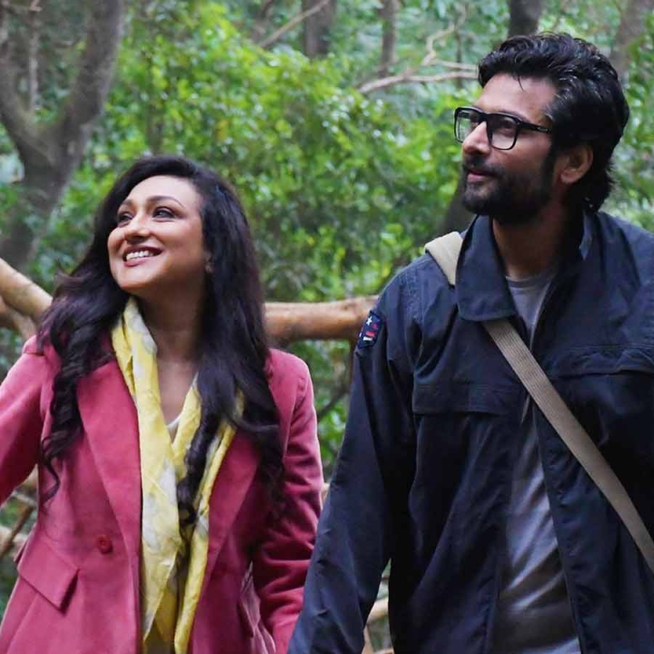 ‘পুরাতন’ ছবির একটি দৃশ্যে ঋতুপর্ণা সেনগুপ্ত ও ইন্দ্রনীল সেনগুপ্ত।