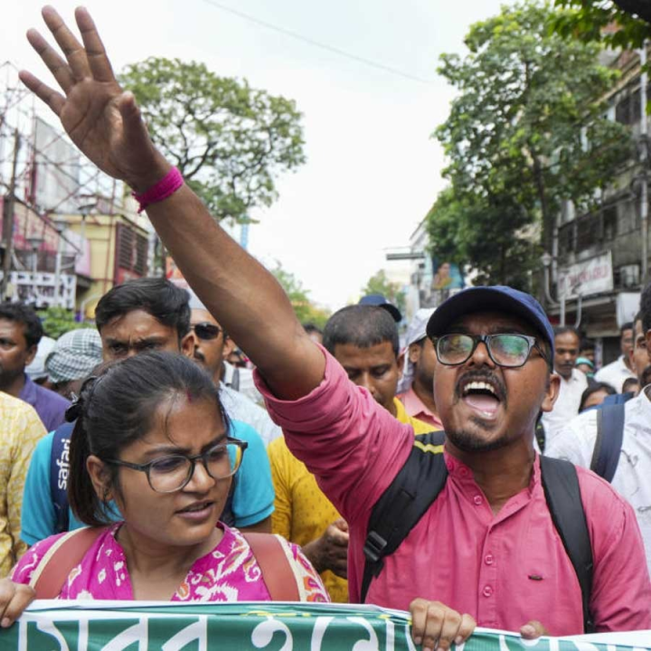শহরে তিন মঞ্চের তিন কর্মসূচি রয়েছে শুক্রবার। চলছে এসএসসি দফতরে চাকরিহারাদের অভিযান। বিকাশ ভবনে শিক্ষামন্ত্রী ব্রাত্য বসুর সঙ্গে বৈঠকে যাচ্ছেন আর এক দল চাকরিহারা শিক্ষক। কেউ আবার ওএমআরের মিরর ইমেজ প্রকাশের দাবিতে যাচ্ছেন সিবিআইয়ের দফতরে। সকলেরই দাবিগুলি মোটামুটি একই রকম, অথচ এক ছাতার তলায় আসতে পারেননি তাঁরা।