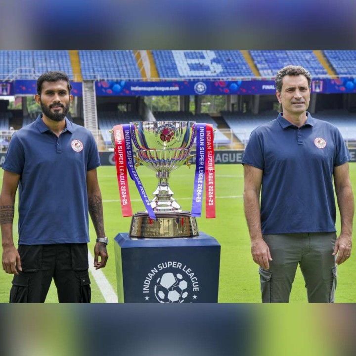 ঠিক দু’বছর আগে আইএসএলের কাপ ফাইনালে মুখোমুখি হয়েছিল মোহনবাগান এবং বেঙ্গালুরু। সেই ম্যাচে টাইব্রেকারে বেঙ্গালুরুকে হারায় মোহনবাগান। অতীত নিয়ে না ভেবে সবুজ-মেরুনের লক্ষ্য ‘ডাবল’।