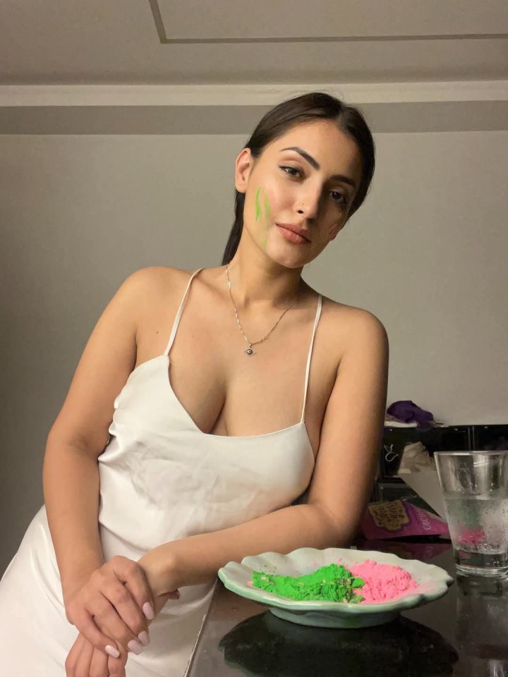 ಇವಳ ಎದೆಯಂಗಳದಿ ಹೋಳಿ ಹಾಡುವಾಸೆ