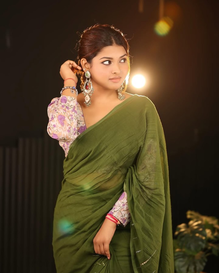 Beautiful Naari In Beautiful Saari