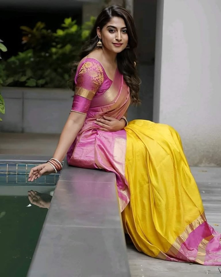 ಸೀರೆಯಲ್ಲಿ ನಿಷ್ವೀಕ ಫುಲ್ ಮಿಂಚಿಂಗ್