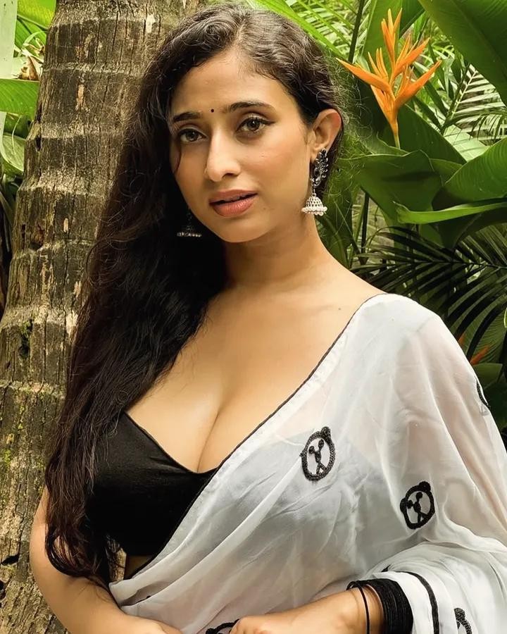 அழகிய பூ முகம் காணவே ஆயுள் தான் போதுமோ