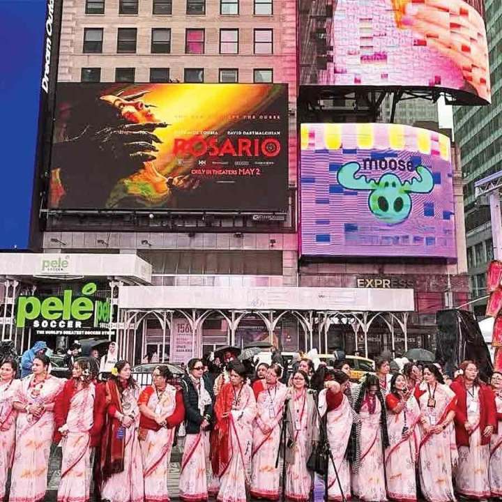 কয়েক দিন ধরেই বৃষ্টি আর তার সঙ্গে ঠান্ডা হওয়ার প্রবল দাপট চলছে নিউ ইয়র্কে। কিন্তু সে সব কিছুকে উপেক্ষা করেই গত কাল টাইমস স্কোয়্যারে জমকালো এক অনুষ্ঠানের মাধ্যমে উদ্‌যাপিত হল বাংলা নববর্ষ ১৪৩২।