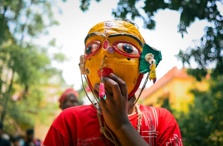 মালদহে গাজনের নাম গম্ভীরা এবং জলপাইগুড়িতে গমীরা। চৈত্র মাসের শেষ সপ্তাহ জুড়ে সন্ন্যাসী বা ভক্তদের মাধ্যমে শিবের গাজন অনুষ্ঠিত হয়। চৈত্র সংক্রান্তিতে চড়ক পূজার সঙ্গে এই উৎসবের সমাপ্তি ঘটে।