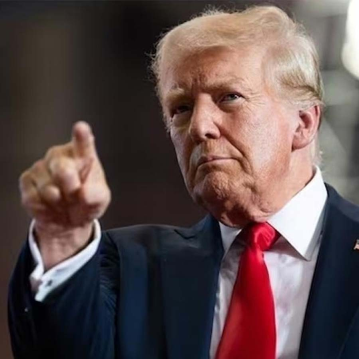 দিন দুয়েক আগেই আমেরিকার শুল্ক এবং সীমান্ত সুরক্ষা দফতরের নতুন গাইডলাইনে বলা হয়েছিল, স্মার্টফোন, কম্পিউটার এবং কিছু বৈদ্যুতিন পণ্যের উপর নয়া শুল্কনীতি কার্যকর হবে না। তবে আমেরিকার বাণিজ্যসচিবের কথা অনেকের কাছেই স্পষ্ট নয়।