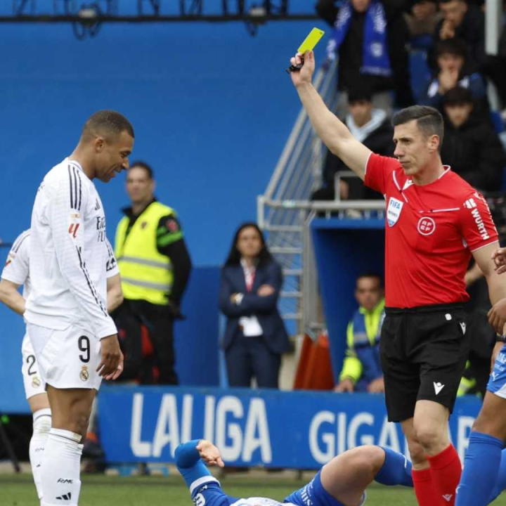 লা লিগায় বার্সেলোনার পিছু ছাড়ছে না রিয়াল মাদ্রিদ। কিলিয়ান এমবাপে লাল কার্ড দেখলেও আলাভেসকে হারিয়েছে তারা। অন্য দিকে প্রিমিয়ার লিগে আবার হেরেছে ম্যাঞ্চেস্টার ইউনাইটেড।